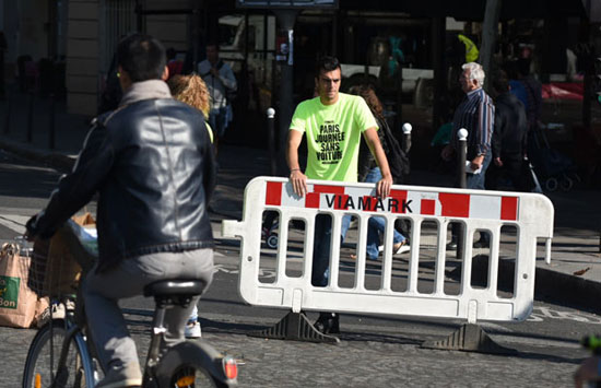 دوچرخه سواری مردم پاریس در روز بدون خودرو