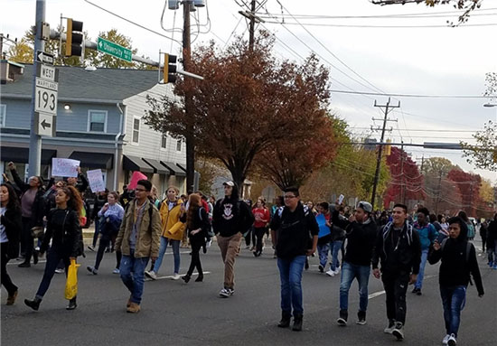 دانش آموزان هم به تظاهرات علیه ترامپ پیوستند