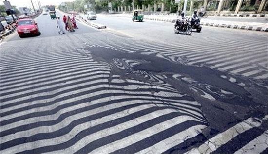 عکس: آسفالت خیابان‌ های هند آب شد!