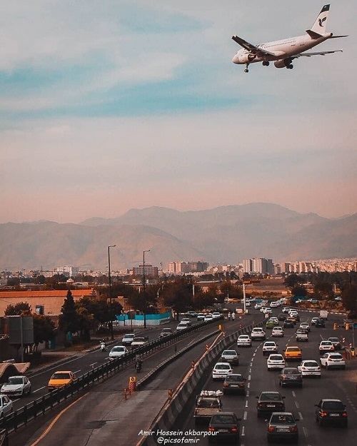 عبور هواپیما از چند متریِ اتوبان مرکز تهران