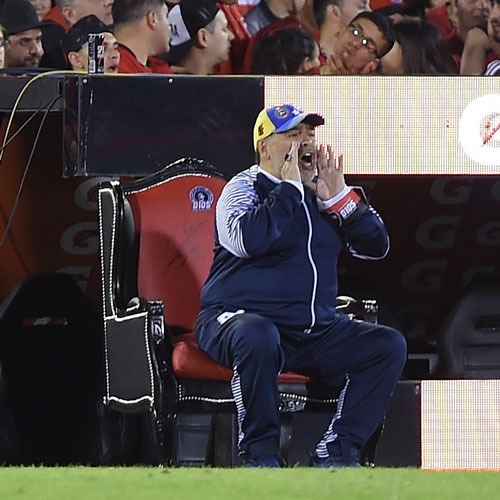 صندلی مخصوص مارادونا در زمین فوتبال