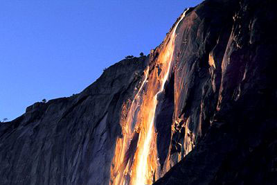 آبشار آتش و مواد مذاب «یوسمیت» + عکس