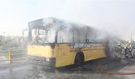 اتوبوس مسافربری در خیابان رجایی آتش گرفت