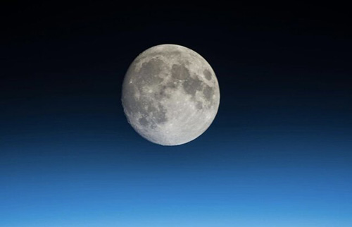 درخشش ماه کامل از منظر فضا