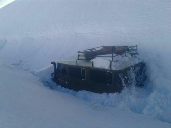 مدفون شدن ۶ روزه خودروی معلمان زیر برف