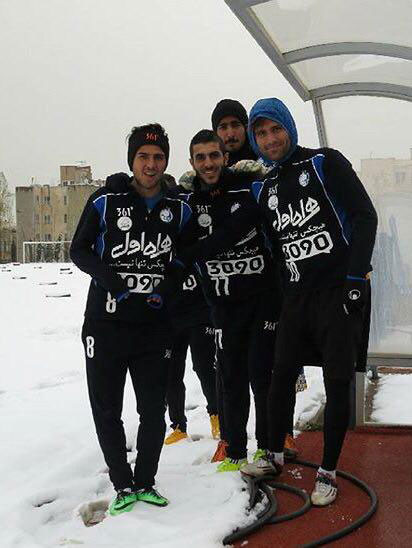 عکس یادگاری بازیکنان استقلال در برف