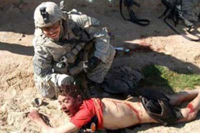 عریان کردن کودک توسط سرباز آمریکایی/ عکس 18+
