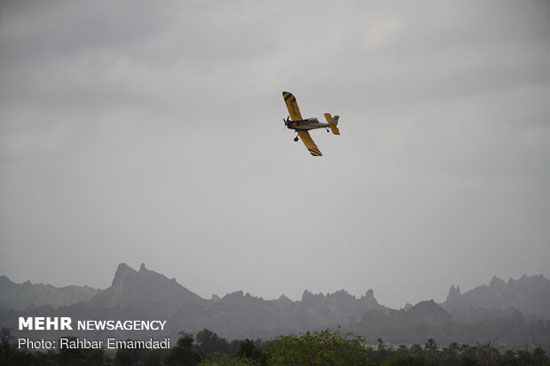 مبارزه با ملخ‌های صحرایی با هواپیمای سمپاش