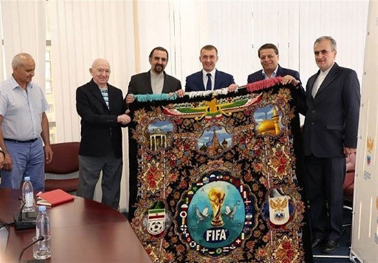 اهدای فرش دستباف جام جهانی به فدراسیون روسیه