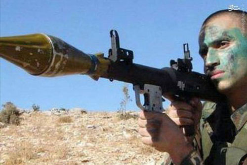 عکس: جهاد مغنیه در حال آموزش نظامی