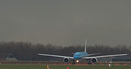 لحظه برخورد صاعقه با هواپیمای آمستردام