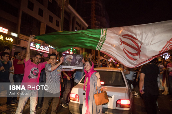 شادی مردم پس از انتخابات در تهران (2)