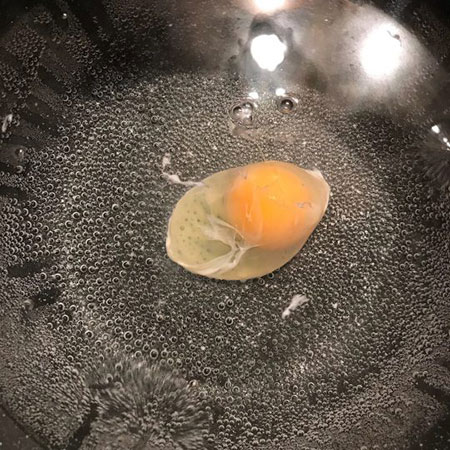 طرز تهیه تخم مرغ آب پز بدون پوست؛ پوچد اگ!