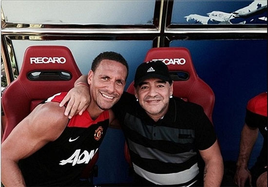 مارادونا در آغوش بازیکنان منچستر +عکس