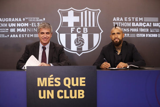 ویدال، قراردادش را با بارسلونا امضا کرد