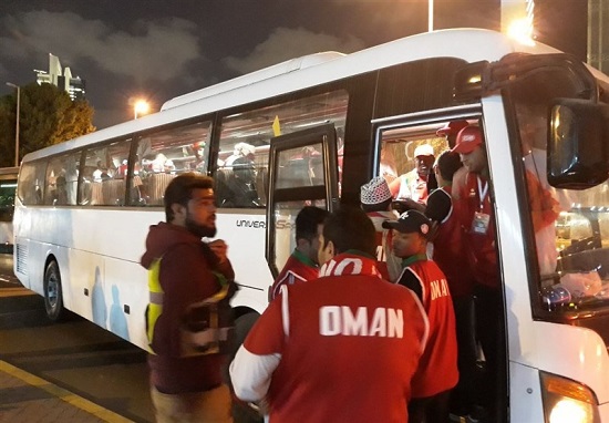 اتوبوس عمانی‌ها، ماشین ضد شورش و نماز ایرانی‌ها