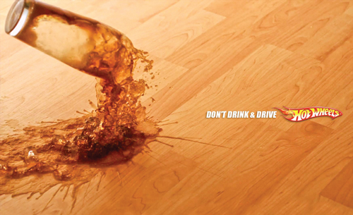 تبلیغات خلاقانه؛ هنگام رانندگی چیزی ننوشید!