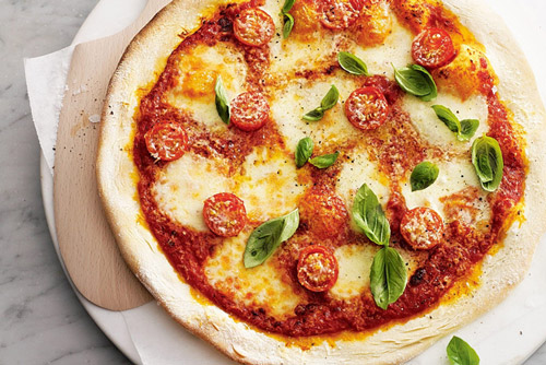 آموزش پخت پیتزا مارگاریتا در 4 مرحله آسان