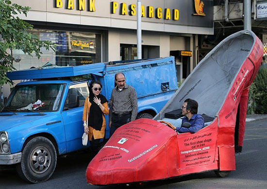 عکس: مردی سوار بر کفش زنانه در تهران