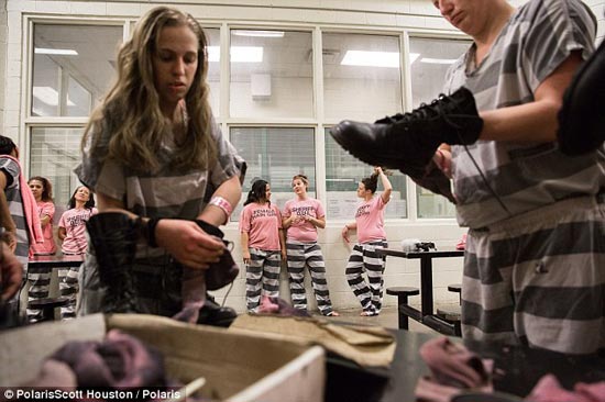 گزارش تصویری: زندان زنان زنجیری...