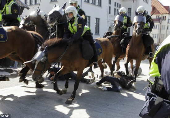 پلیس سوئد هم عصبانی می شود! +عکس