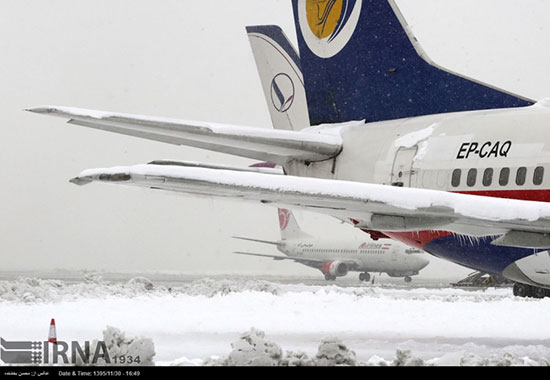 عملیات یخ زدایی هواپیما در فرودگاه مشهد