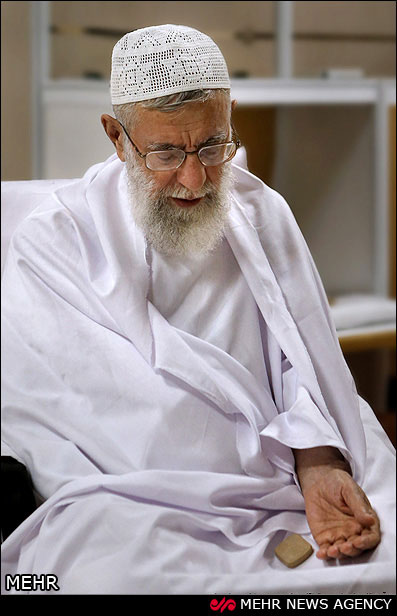 عکس: اقامه نماز رهبر انقلاب در بیمارستان