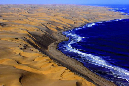 مرز تماشایی اقیانوس با کویر در صحرای نامیب