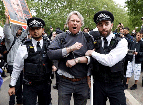 بازداشت ۱۷ معترض به محدودیت‌های کرونایی در لندن