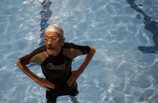عکس: شناگر 92 ساله تفرشی